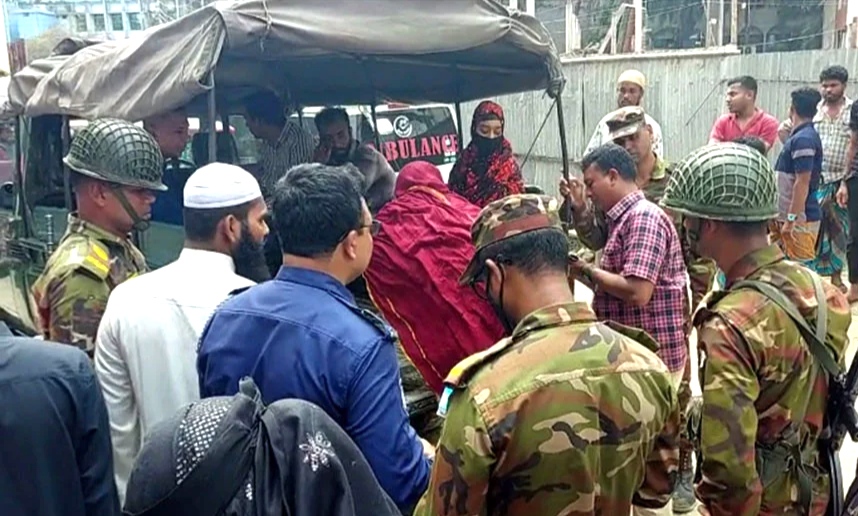 লক্ষ্মীপুরে যৌথবাহিনীর অভিযানে সদর হাসপাতাল থেকে ৭ দালাল আটক